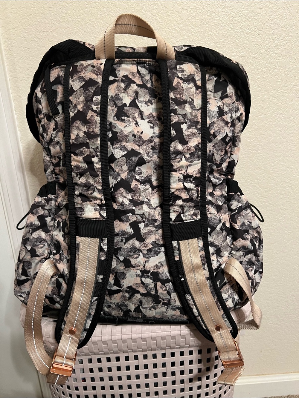Lululemon Yogini Backpack with Detachable Purse - Picture 4 of 5